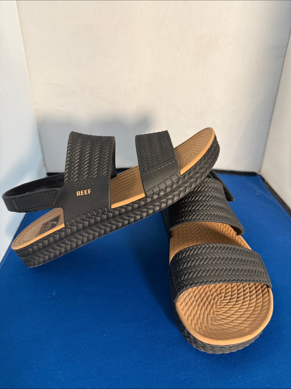 Reef women’s Black Strap Sandals size 8